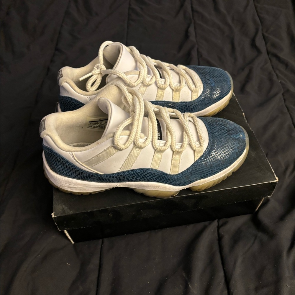 Retro Jordan 11, size 8, navy/white